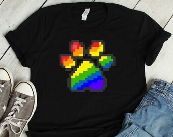 Peut inclure: T-shirt noir avec un motif d'empreinte de patte pixelisée arc-en-ciel.
