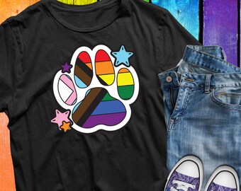 Peut inclure: T-shirt noir avec un motif d'empreinte de patte arc-en-ciel. L'empreinte de patte est composée de différentes couleurs du drapeau arc-en-ciel, notamment le rouge, l'orange, le jaune, le vert, le bleu, l'indigo et le violet. Il y a aussi de petites étoiles autour de l'empreinte de patte.