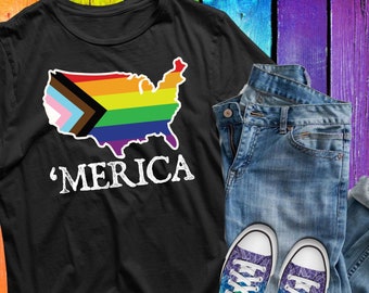 Progress Pride Merica 4 luglio LGBTQ Month Gay Rights Pride Week Maglietta Donna Uomo Bambini/ Raglan / Scollo a V / Canotta / Felpa con cappuccio / USA T-Shirt