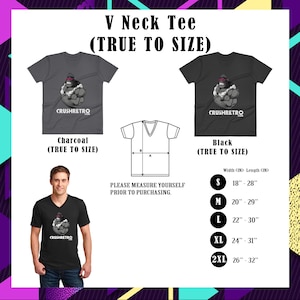 Pu&ograve; includere: T-shirt con scollo a V nere e grigio antracite con grafica di un gorilla e testo "CRUSHRETRO". La tabella taglie mostra le misure in pollici, equivalenti a circa 46-71 cm (S) a 66-81 cm (2XL). Il testo recita "SI PREGA DI MISURARSI PRIMA DELL'ACQUISTO."