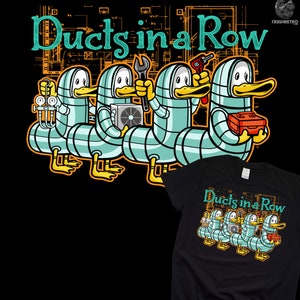 Puede incluir: Una camiseta negra con un gráfico de cinco patos de dibujos animados que llevan cinturones de herramientas y sostienen herramientas. Los patos están alineados en una fila y el texto "Ducks in a Row" está encima de ellos.