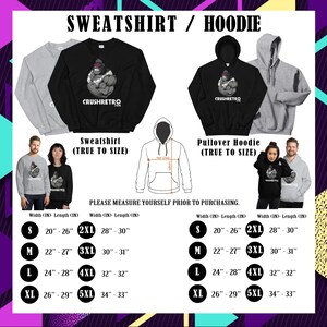Pu&ograve; includere: Immagine che presenta una felpa e una felpa con cappuccio, entrambe con una grafica di gorilla e il testo "CRUSHRETRO.COM". Sono incluse tabelle delle taglie con misure in centimetri, che vanno dalla S alla 5XL. Il testo "SWEATSHIRT / HOODIE" &egrave; in alto.