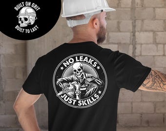 Chemise de plombier sans fuite Just Skills | Cadeau de tuyauteur squelette | T-shirt de travail imprimé au dos | Sweat à capuche Built on Grit | Débardeur à col bleu