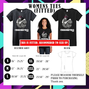 Pu&ograve; includere: Due t-shirt da donna aderenti, una grigio melange e una nera, con grafica di gorilla e testo "CRUSHRETRO.COM". Le tabelle delle taglie mostrano le misure in pollici, la t-shirt pi&ugrave; piccola misura 40.6 cm di larghezza e 64.1 cm di lunghezza.