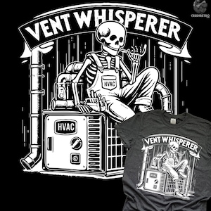 Puede incluir: Ilustración en blanco y negro de un esqueleto con un mono y un cinturón de herramientas, sentado en una unidad de HVAC. El esqueleto sostiene una tubería en su boca y el texto "VENT WHISPERER" está por encima del esqueleto.