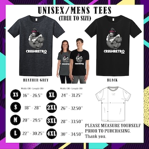 Pu&ograve; includere: T-shirt grigie m&eacute;lange e nere con una grafica di un gorilla con occhiali da sole e che mostra i muscoli. Il testo "CRUSHRETRO.COM" &egrave; sotto. Sono incluse tabelle delle taglie con misure in pollici. Le magliette sono etichettate "UNISEX/MENS TEES".