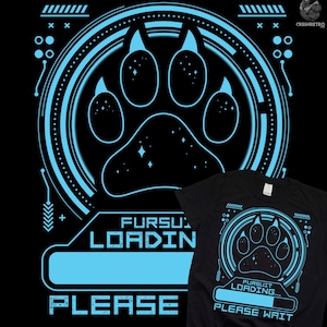 Pode incluir: Uma camiseta preta com uma pegada azul dentro de um círculo e uma barra de carregamento que diz "Fursuit Loading... Please Wait".