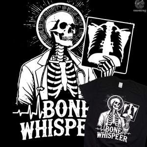 以下が含まれることがあります： 黒いTシャツに、レントゲン写真を持つ骸骨の医者の白いグラフィック。デザインには「BONE WHISPERER」の文字と心拍ラインが含まれています。デザインの小さなバージョンも表示されています。