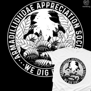 Puede incluir: Ilustración en blanco y negro de un círculo con el texto "Armadillo Appreciation Society" y "We Dig Dirt" alrededor del borde. Dentro del círculo hay varios armadillos y hojas.