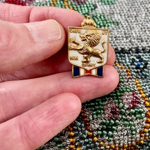 Vintage Accessocraft WW II Era English Patriotism Lapel Pin, Charging Lion on Crest, Dieu Et Mon Droit God and My Right Official Lapel Pin image 3