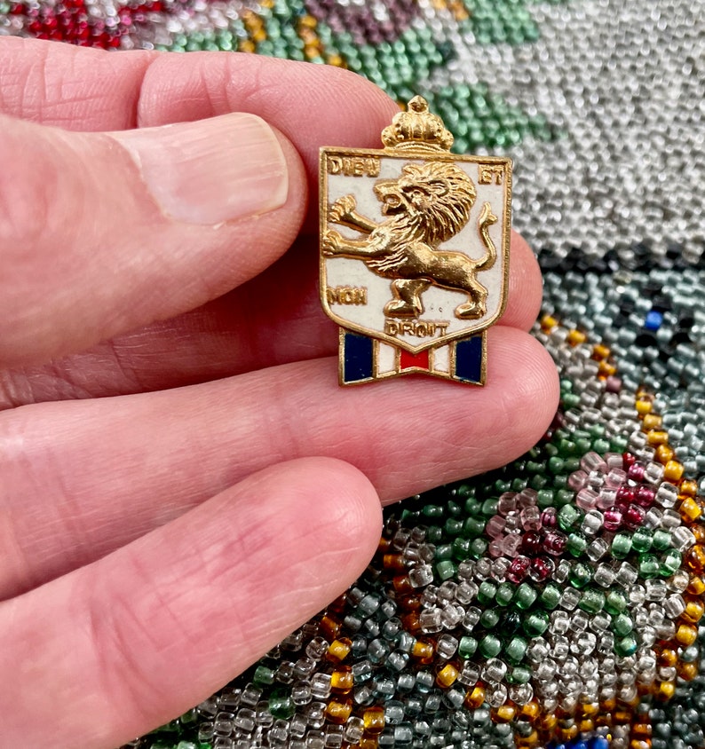 Vintage Accessocraft WW II Era English Patriotism Lapel Pin, Charging Lion on Crest, Dieu Et Mon Droit God and My Right Official Lapel Pin image 3