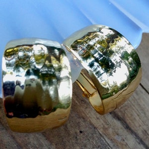Vintage 1970&#39;s Napier Gold Tone Hammered Ribbed Gold Tone Half Hoop Adjustable Earrings - Screw Clip, MINT Condition
