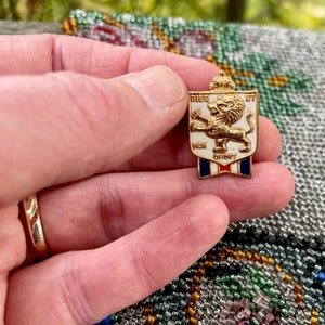 Vintage Accessocraft WW II Era English Patriotism Lapel Pin, Charging Lion on Crest, Dieu Et Mon Droit God and My Right Official Lapel Pin image 5