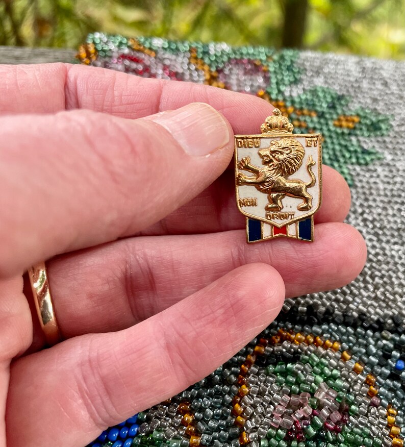 Vintage Accessocraft WW II Era English Patriotism Lapel Pin, Charging Lion on Crest, Dieu Et Mon Droit God and My Right Official Lapel Pin image 5