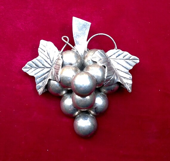 Vintage 1940's Mexico Carved Sterling Silver Grap… - image 1