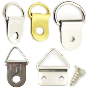 Puede incluir: Conjunto de seis herrajes para colgar cuadros, que incluyen dos anillas en D plateadas, una anilla en D dorada, dos ganchos triangulares plateados y un tornillo plateado.