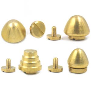 Może przedstawiać: Zestaw okuć mosiężnych, w tym stożkowe nakładki, nakładki z gwintem i nitki z gwintem. Okucia są idealne do obróbki skóry, tworzenia biżuterii i innych projektów DIY.