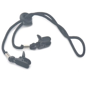 Könnte beinhalten: Schwarzes Lanyard mit zwei schwarzen Plastikclips und einem schwarzen Ring am Ende.