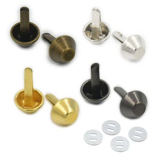 Puede incluir: Surtido de 10 remaches metálicos en varios colores, incluyendo oro, plata, negro y bronce. Los remaches tienen una cabeza cónica y un vástago recto. También se incluyen cuatro arandelas metálicas.