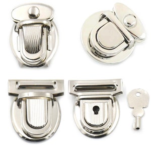 Pode incluir: Quatro fechos de metal prateados com uma chave. Dois fechos são redondos com uma borda elevada e um fecho em forma de U. Os outros dois fechos são retangulares com um fecho em forma de U e uma forma redonda com uma borda elevada.