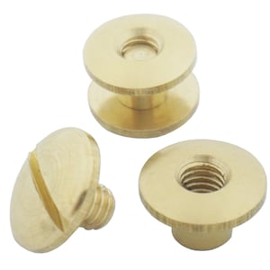Puede incluir: Tres sujetadores de tornillo de latón con cabeza ranurada y base roscada. Los sujetadores se utilizan para sujetar artículos de cuero, como cinturones, correas y bolsos.