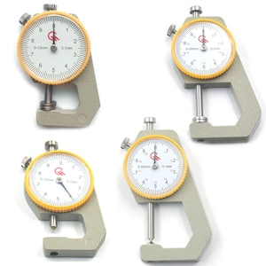 Può includere: Quattro calibri a quadrante argentati e gialli con un intervallo di misurazione da 0 a 10 mm e da 0 a 20 mm. I calibri vengono utilizzati per misurare il diametro interno degli oggetti.