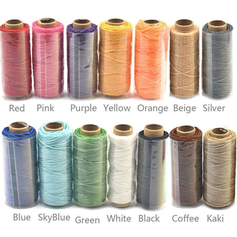 Pu&ograve; includere: Assortimento di 12 bobine di filo cerato in vari colori, tra cui rosso, rosa, viola, giallo, arancione, beige, argento, blu, azzurro, verde, bianco, caff&egrave; e kaki.