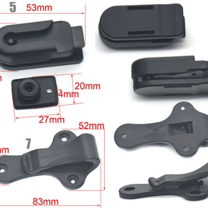 Puede incluir: Cinco clips de pl&aacute;stico negro de diferentes formas y tama&ntilde;os. Los clips se utilizan para sujetar art&iacute;culos a cinturones o bolsos. Las medidas de los clips se muestran en cent&iacute;metros.