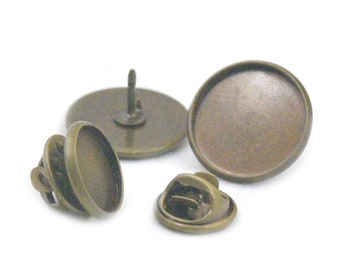 Puede incluir: Tres ajustes de metal de tono bronce antiguo para un camafeo u otra imagen pequeña. Los ajustes tienen una base redonda y plana con un borde elevado y un broche de seguridad.