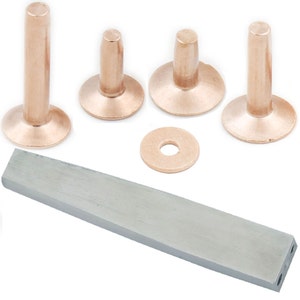 Puede incluir: Un juego de cuatro remaches de metal de color cobre con una arandela y una herramienta de metal para colocar los remaches. Los remaches tienen una cabeza redonda y un vástago cilíndrico. La arandela es redonda y plana. La herramienta es larga y rectangular con un mango en un extremo y un agujero en el otro extremo.