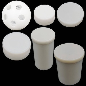 Könnte beinhalten: Satz mit sechs weißen Plastikbehältern mit Deckeln. Die Behälter sind zylindrisch und haben eine glatte Oberfläche. Die Deckel sind rund und haben einen leicht erhöhten Rand.