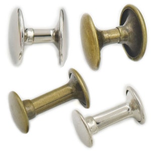 Op de afbeelding: Een assortiment van vier metalen meubelknopen. Twee zijn zilverkleurig en twee zijn messingkleurig. Elke knop heeft een platte, ovale kop aan beide uiteinden van een korte, cilindrische steel. Geschikt voor laden, kasten of ander meubilair.