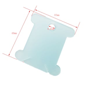 K&ouml;nnte beinhalten: Eine wei&szlig;e Plastik-Garnrolle mit einem 0,6 mm Loch in der Mitte. Die Rolle misst 37 mm x 40 mm.