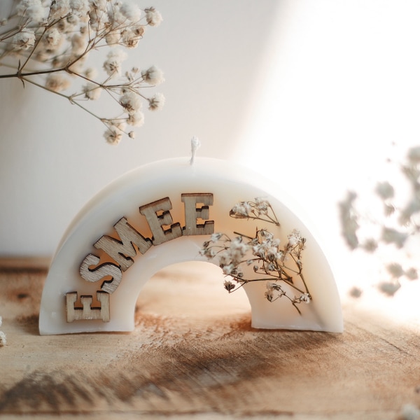 Bougie prénom décorative « arc-en-fleurs » ornée de fleurs séchées  de 5 lettres en bois idée cadeau naissance