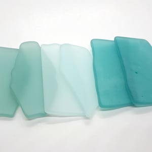 Marque-places en verre vert d'eau et bleu sarcelle - Lot de 20 - Pièces de forme irrégulière