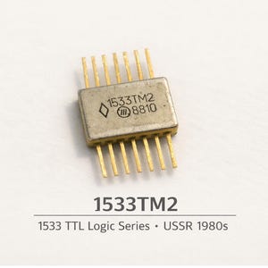 Peut inclure: Un circuit intégré 1533TM2 de la série logique TTL des années 1980 de l'URSS. La puce rectangulaire a des broches dorées et un corps métallique avec le texte "1533TM2" et "8810". Le texte "1533 TTL Logic Series • USSR 1980s" est en dessous.