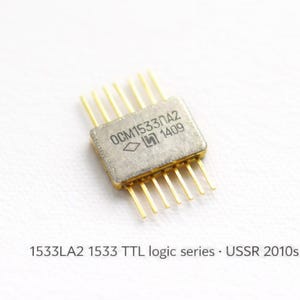 CI soviético antiguo 1533LA2 • Microchip lógico de la URSS • Paquete cerámico con pines dorados • Circuito integrado de la serie 1533 • Electrónica de la Guerra Fría