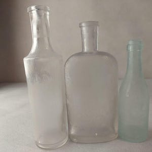 Bottiglie da farmacia antiche – Set di 3 bottiglie da farmacia in vetro vintage – Vetreria medica dei primi anni del 1900 – Arredamento rustico da laboratorio