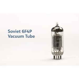 Puede incluir: Un tubo de vacío soviético 6F4P de vidrio transparente con base metálica y componentes internos. El tubo tiene el texto "6Ф4П" impreso. Las palabras "Soviet 6F4P Vacuum Tube" están impresas en azul.