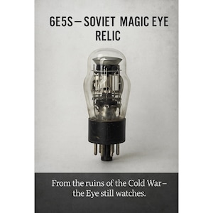 Puede incluir: Una válvula de vacío 6E5S Soviet Magic Eye Relic vintage. El tubo de vidrio transparente alberga componentes internos, con una base y pines negros. El texto de la imagen dice: "From the ruins of the Cold War - the Eye still watches."