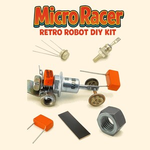 以下が含まれることがあります： 「Micro Racer」と「Retro Robot DIY KIT」の文字が入ったレトロロボットDIYキット。コンデンサ、ナット、ダイオードなどの電子部品が含まれています。これらの部品は、薄いベージュ色の背景に配置されています。