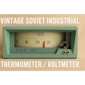 Puede incluir: Termómetro/voltímetro industrial soviético vintage en una carcasa verde menta. El medidor muestra la temperatura en Celsius, con una aguja que apunta a 30°C. Se muestra el texto "VINTAGE SOVIET INDUSTRIAL THERMOMETER / VOLTMETER".