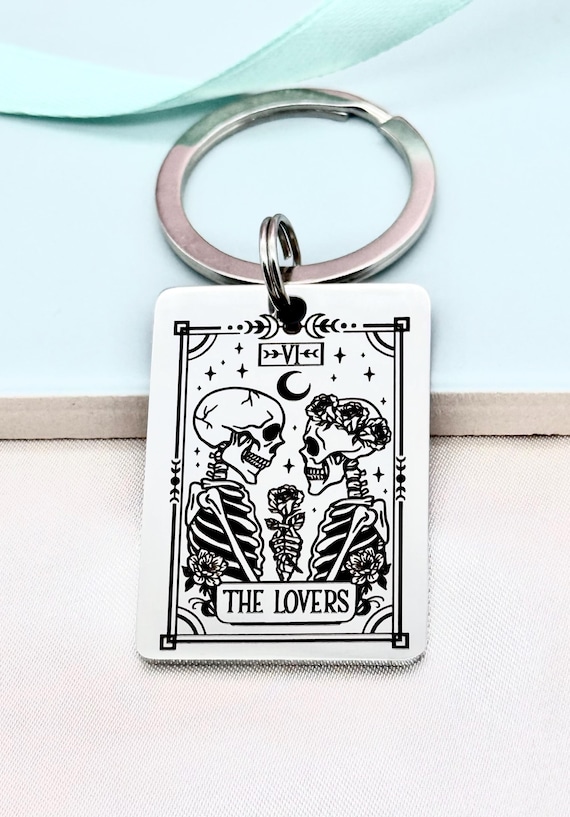 Lovers Tarot Skeleton Keyring – Gothic Couples Gift – Engraved Stainless Steel Keychain – Valentine’s Day & Anniversary Gift for Him and Her