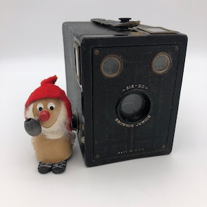 Vintage Kodak Six-20 Brownie Camera: Art Deco Photography Collectible