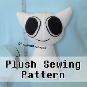 Puede incluir: Una muñeca de peluche blanca con grandes ojos negros y una boca sonriente. La muñeca tiene orejas puntiagudas y un cuerpo cilíndrico. El texto "Plush Sewing Pattern" se muestra en la parte inferior de la imagen. Se ve una cinta métrica en el fondo.