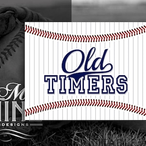 Pode incluir: Placa branca com tema de beisebol com costuras vermelhas ao redor das bordas. A placa tem um fundo listrado azul e branco e o texto "Old Timers" em azul.