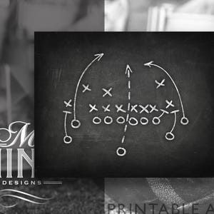 Puede incluir: Impresión en blanco y negro estilo pizarra con un diagrama de jugada de fútbol en tiza blanca. El diagrama incluye flechas, círculos y cruces, con el texto "PRINTABLE ART" en la esquina inferior derecha. La imagen tiene una estética vintage.