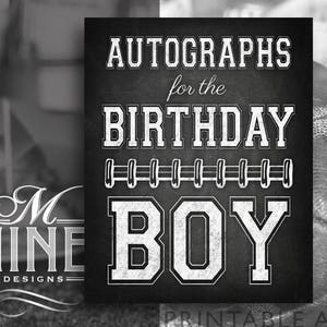 Puede incluir: Señal imprimible en blanco y negro con el texto "Autografos para el niño de cumpleaños" en blanco, en negrita. La señal tiene un diseño de puntadas de fútbol en blanco y negro.