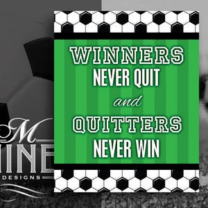 Fußball Zitate Printables | Winners Never Quit | Druckbare Kunst | Fußball Motivations Zitate | Inspirierende Zitate SC6