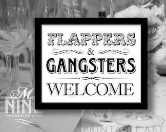 Könnte beinhalten: Schwarzweißes druckbares Schild mit dem Text "Flappers & Gangsters Welcome" in einem Vintage-Schriftstil.